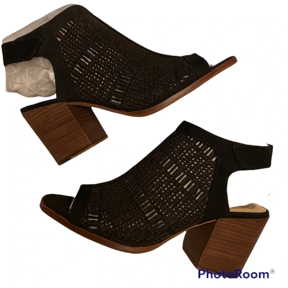 NIB VINCE CAMUTO VC-KEANNIE BLACK OPEN TOE STACKED BLOCK HEEL SANDALS ⭐️⭐️⭐️…